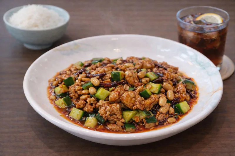 Gongbao Hähnchen (Mit Reis und einem kleinen Getränk)