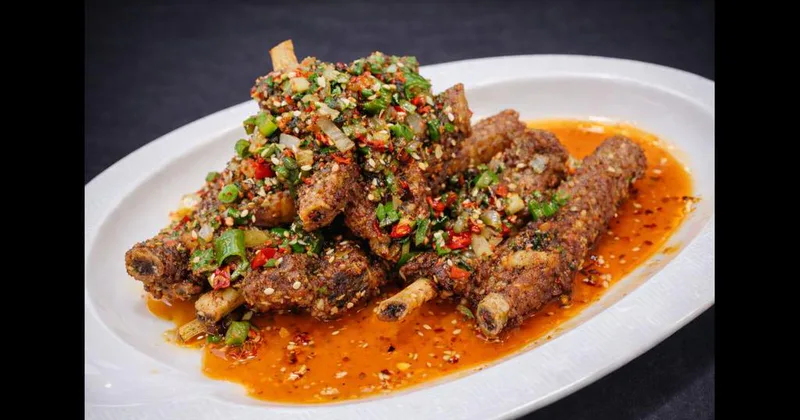 Zerpflücktes Schweinefleisch in würziger Sauce