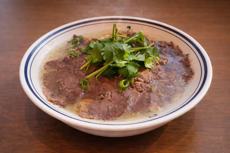 Reisnudelsuppe mit Rindfleisch in klarer Brühe