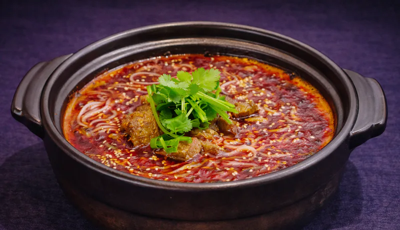 Scharfe Hotpot-Reisnudelsuppe (im Tontopf)