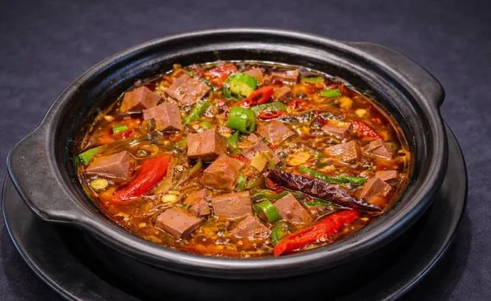 Entenblut mit eingelegtem Chili im Eintopf