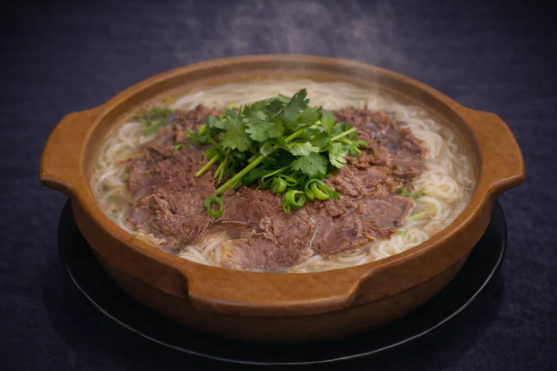 Reisnudelsuppe with Rindfleisch in klarer Brühe