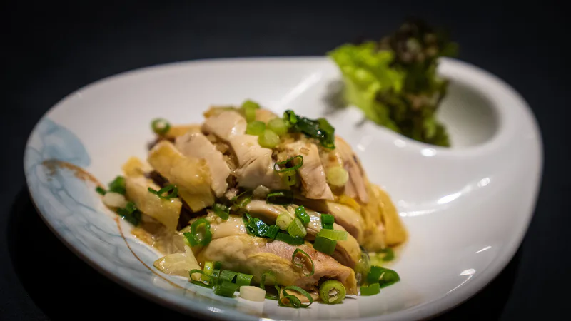 Kalt serviertes Hähnchen mit Frühlingszwiebeln und Salz