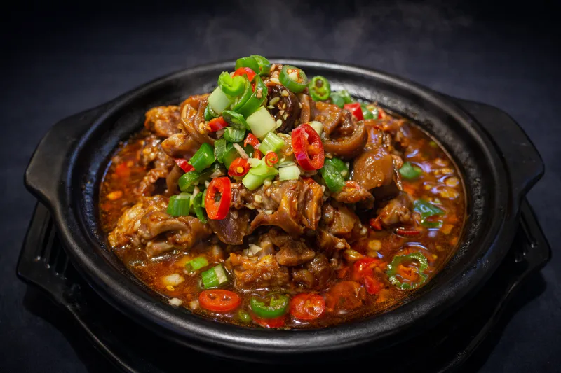 Gebratene schweinefüße mit zweierlei Chili