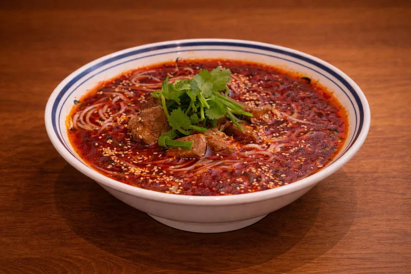 Scharfe Reisnudelsuppe mit Rindfleisch (Red Oil)